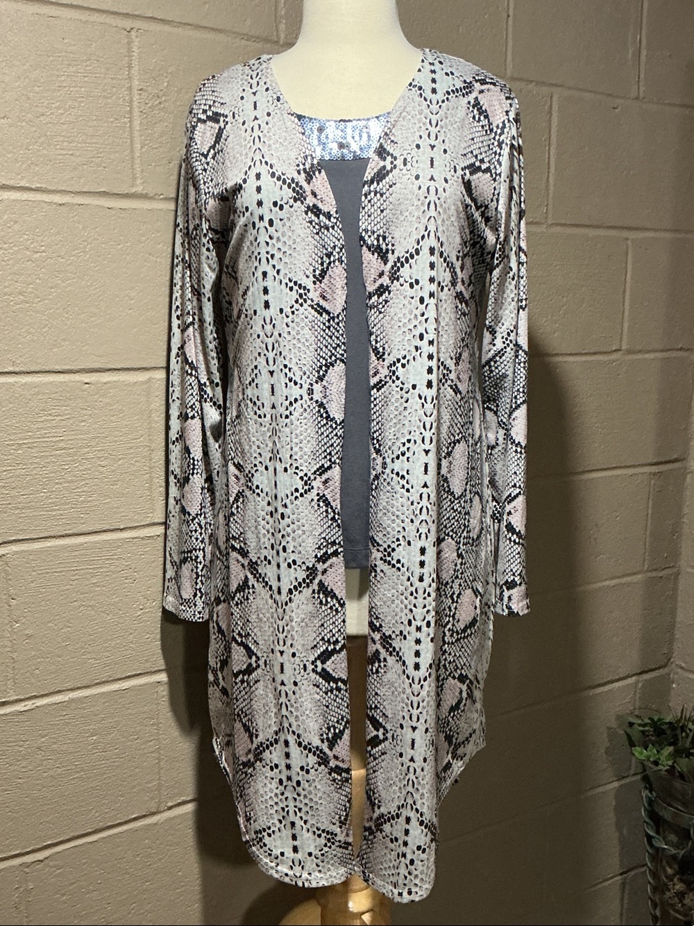 Women's Long Open-Front Snake Print Cardigan - Gray/Pink